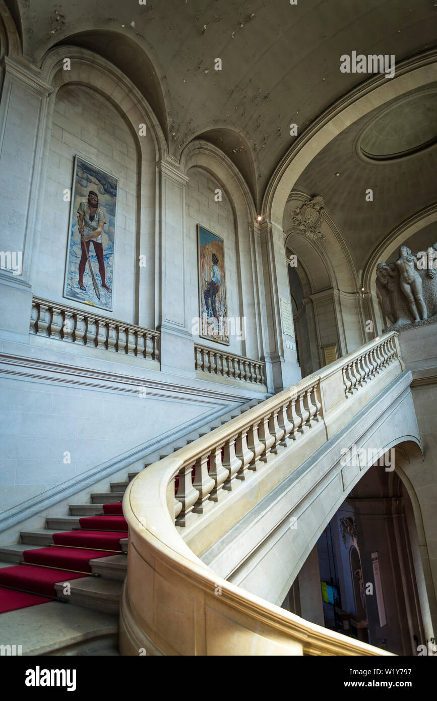 Interieur mit großen Treppe und Gemälde der Schweizer Künstler Ferdinand,  Halter, Kunst und Geschichte Museum, das größte Museum der Stadt, Genf,  Switzerla Stockfotografie - Alamy