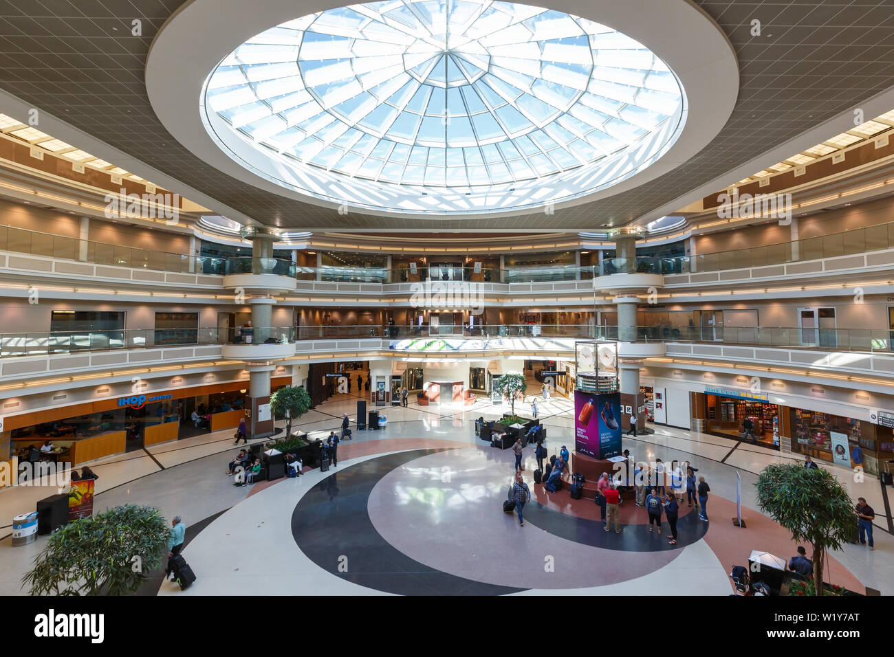 Atlanta, Georgia - April 3, 2019: Main Terminal am Flughafen Atlanta (ATL) in den Vereinigten Staaten. Stockfoto