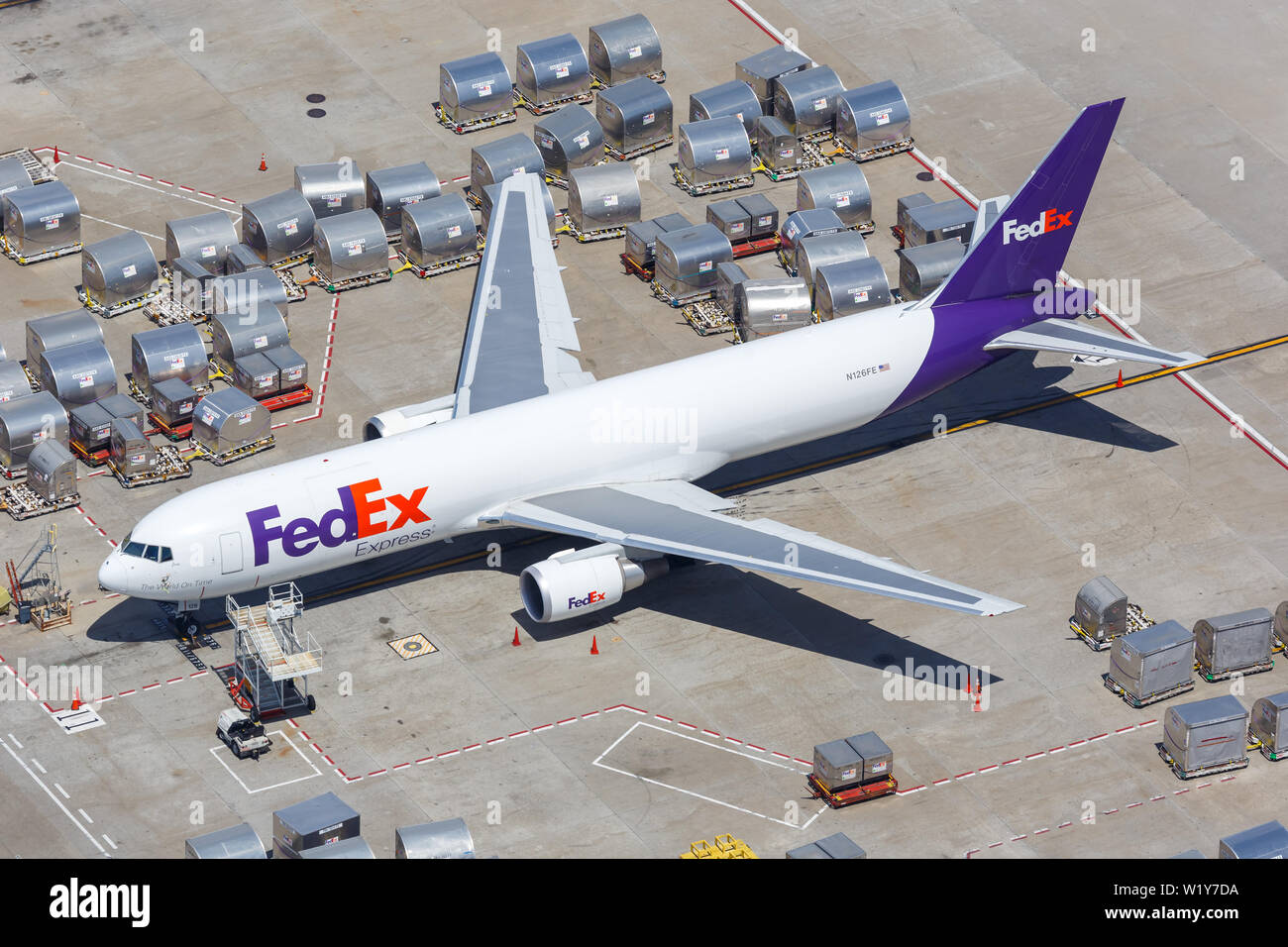 Los Angeles, Kalifornien - 14. April 2019: Luftaufnahme von FedEx Express Boeing 767-300F Flugzeug am Flughafen Los Angeles (LAX) in den Vereinigten Staaten. Stockfoto