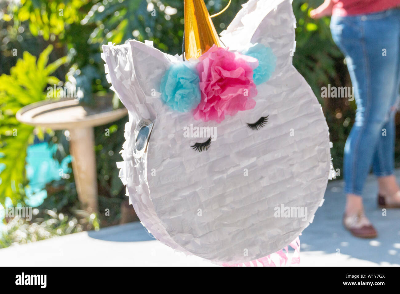 Eine Nahaufnahme von einem Einhorn pinata zu einem Kindergeburtstag bereit und wartet auf die Stockfoto