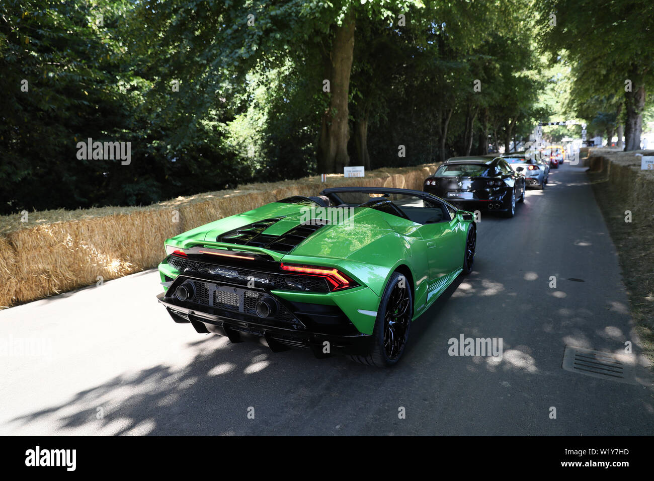 Goodwood, West Sussex, UK. Juli, 2019. Supercars Ansatz die Startlinie am Goodwood Festival der Geschwindigkeit - Die Geschwindigkeit der Könige Motorsport Astro-rekorde", in Goodwood, West Sussex, UK. Credit: Malcolm Greig/Alamy leben Nachrichten Stockfoto