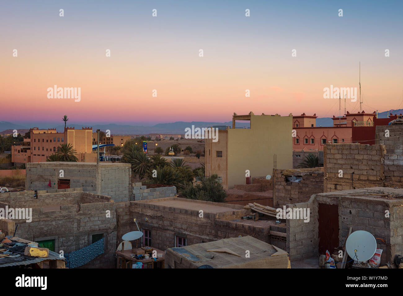 Sonnenaufgang über den Dächern von Ouarzazate in Marokko Stockfoto