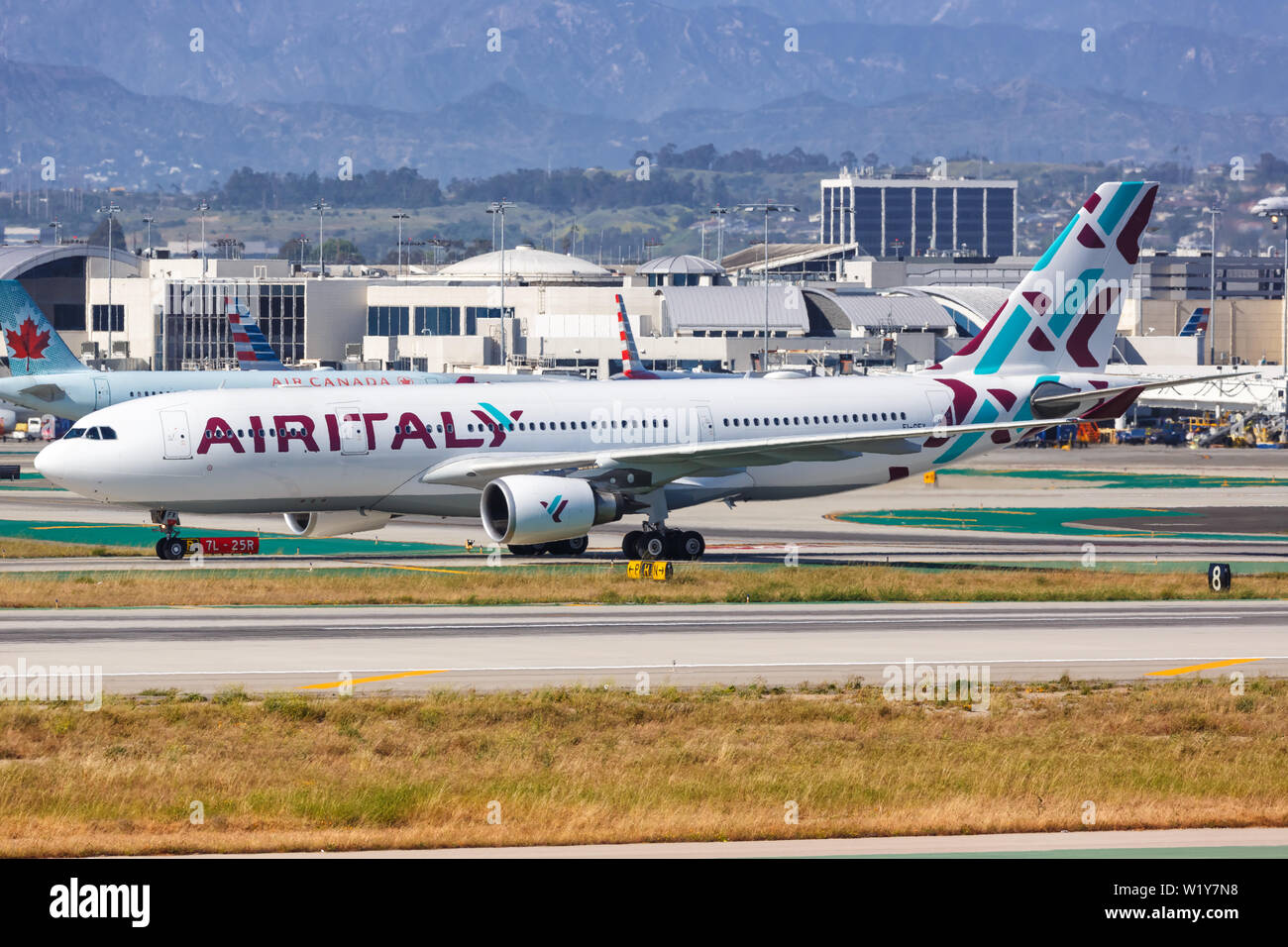 Los Angeles, Kalifornien - 12. April 2019: Air Italy Airbus A330-200 Flugzeug am Flughafen Los Angeles (LAX) in den Vereinigten Staaten. Stockfoto