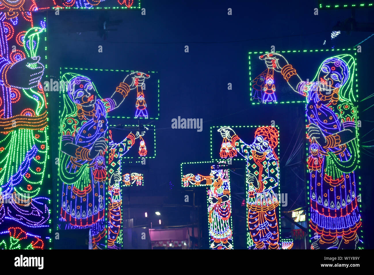 Kolkata, West Bengal, Indien Oktober 2018 - Kolkata umgewandelt in die Stadt der Lichter während der Durga Puja. Wunderschöne Beleuchtung Anordnung Einrichtung hat reputati Stockfoto