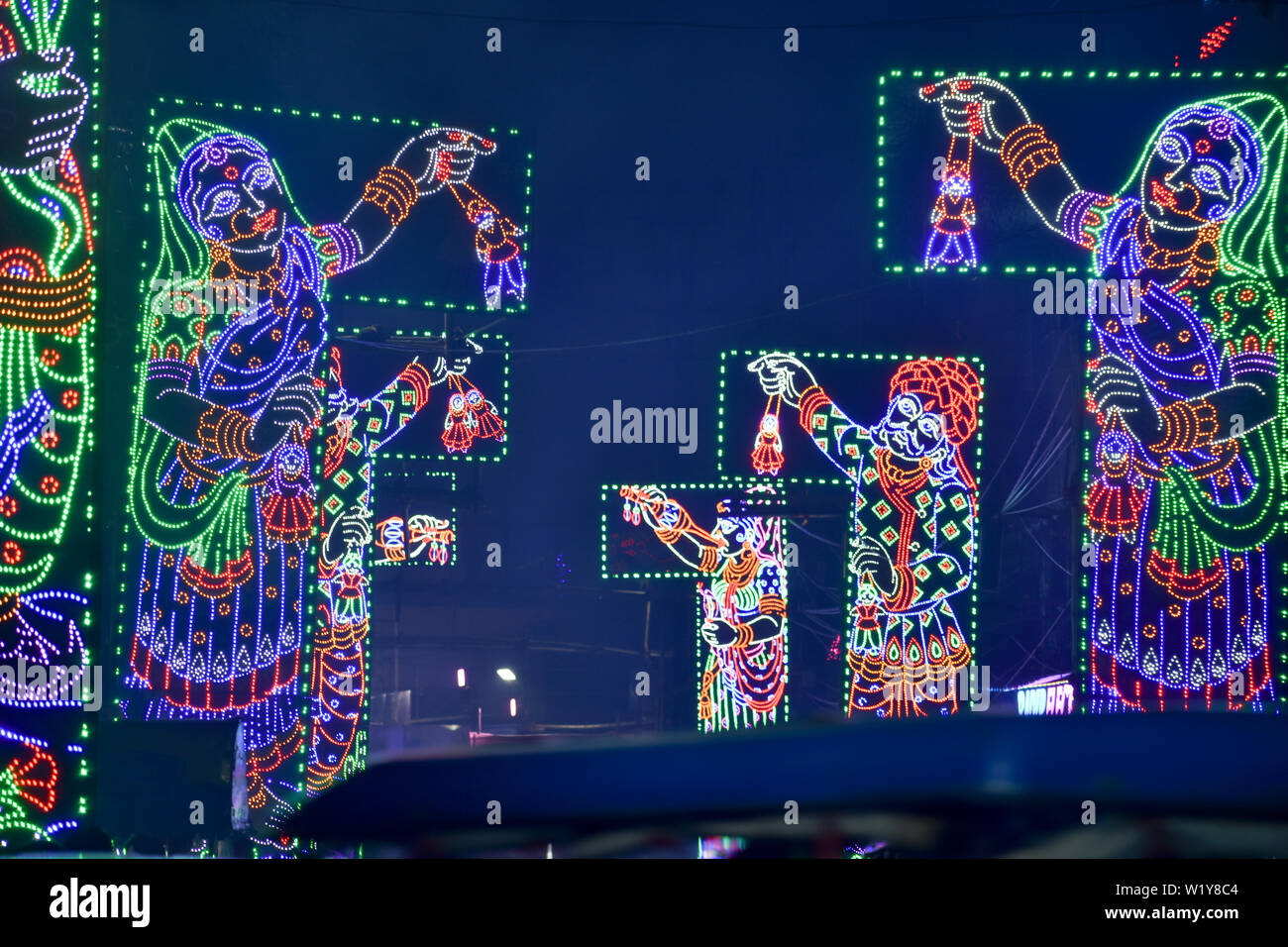 Kolkata, West Bengal, Indien Oktober 2018 - Kolkata umgewandelt in die Stadt der Lichter während der Durga Puja. Wunderschöne Beleuchtung Anordnung Einrichtung hat reputati Stockfoto