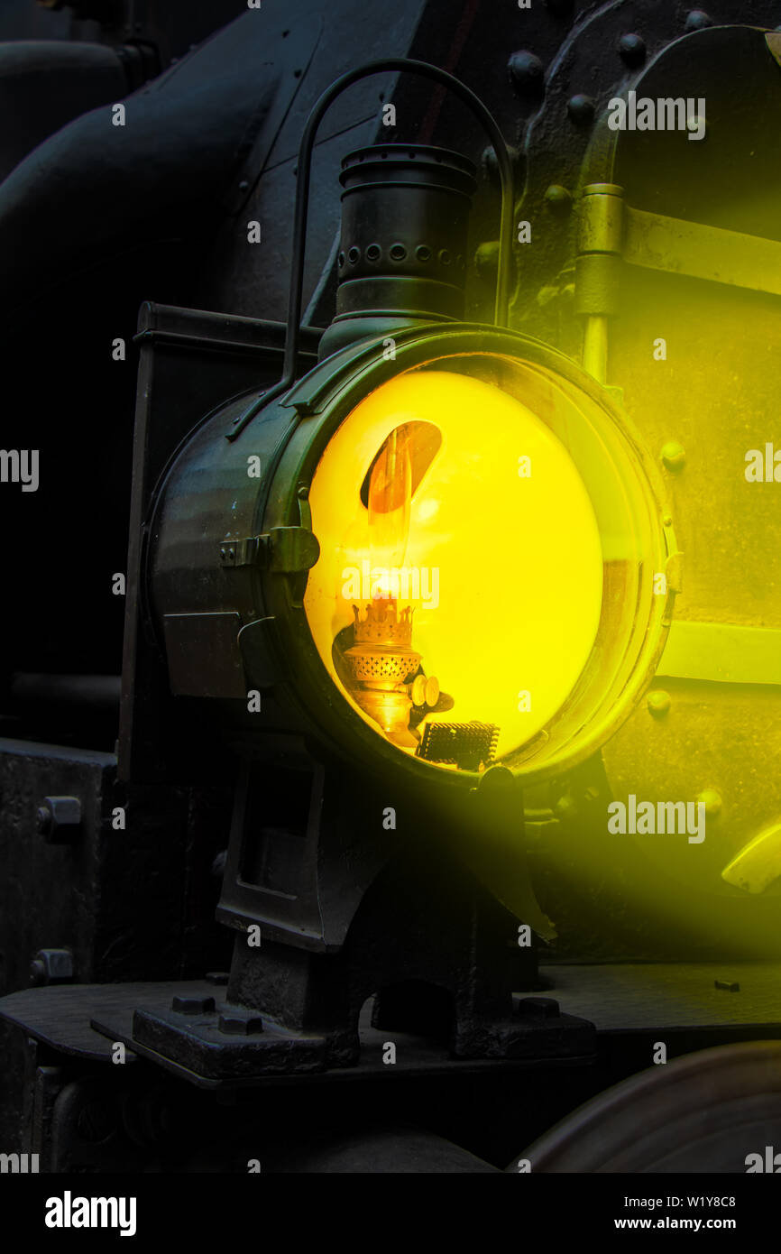 Eine alte Lampe aus einer Dampflok strahlt uns auf den richtigen Weg. Retro Licht in den vorderen Teil des Zuges. Stockfoto
