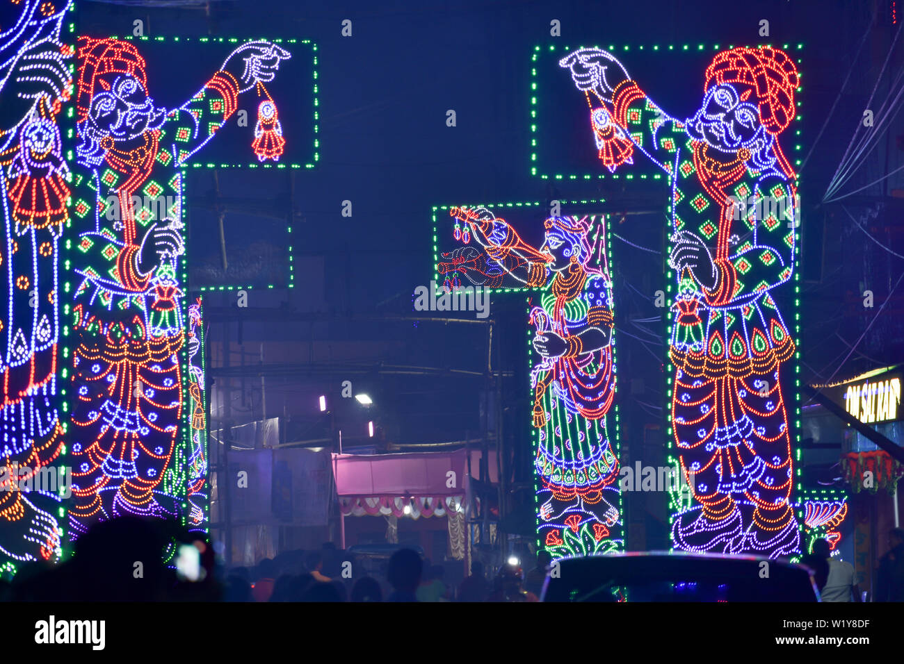 Kolkata, West Bengal, Indien Oktober 2018 - Kolkata umgewandelt in die Stadt der Lichter während der Durga Puja. Wunderschöne Beleuchtung Anordnung Einrichtung hat reputati Stockfoto