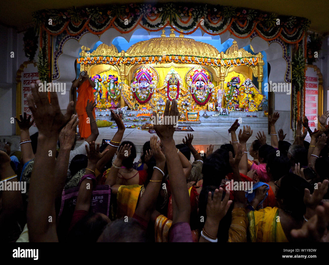 Hindu devotees heben die Hand, wie Sie die Segnungen von Lord Jagannath erhalten Sie bei der Internationalen Gesellschaft für Krishna-Bewusstsein (ISKCON) Habibpur während Festival. Ratha Yatra, auch als Rathayatra, Rathajatra oder Wagen Festival im Zusammenhang mit Herrn Jagannath in der ganzen Welt Nach der hinduistischen Mythologie gefeiert. Rathajatra ist eine Reise in einen Wagen von Herrn Jagannath von der Öffentlichkeit begleitet jährlich gefeiert. Stockfoto Hindu devotees heben die Hand, wie Sie die Segnungen von Lord Jagannath erhalten Sie bei der Internationalen Gesellschaft für Krishna-Bewusstsein (ISKCON) Habibpur während Festival. Ratha Yatra, auch als Rathayatra, Rathajatra oder Wagen Festival im Zusammenhang mit Herrn Jagannath in der ganzen Welt Nach der hinduistischen Mythologie gefeiert. Rathajatra ist eine Reise in einen Wagen von Herrn Jagannath von der Öffentlichkeit begleitet jährlich gefeiert. Stockfoto