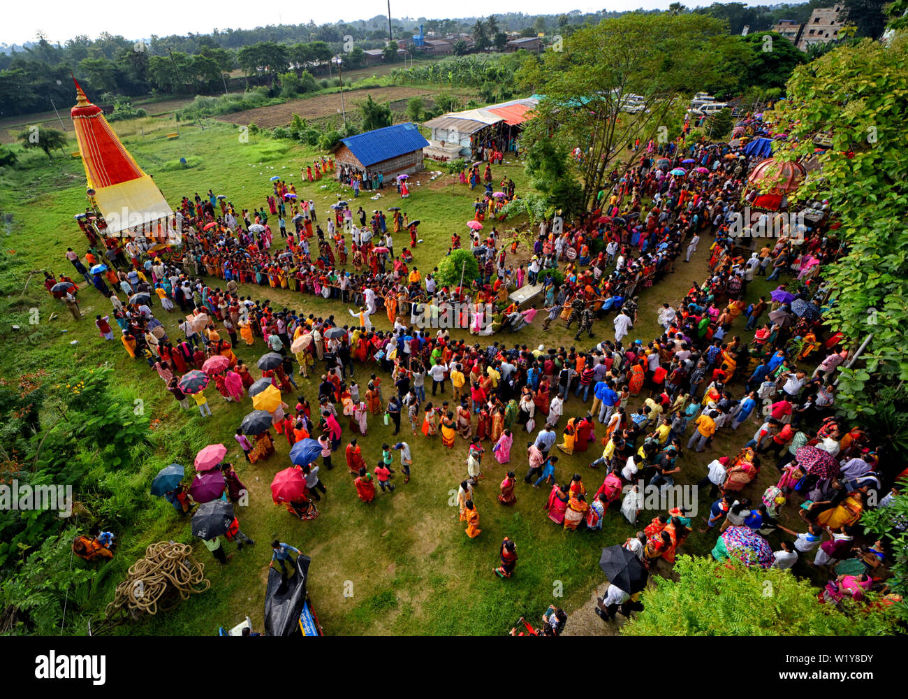 Eine Luftaufnahme von menschenmassen vor dem Wagen von Herrn Jagannath bei der Internationalen Gesellschaft für Krishna-Bewusstsein (ISKCON) Habibpur während eines Festivals. Ratha Yatra, auch als Rathayatra, Rathajatra oder Wagen Festival im Zusammenhang mit Herrn Jagannath in der ganzen Welt Nach der hinduistischen Mythologie gefeiert. Rathajatra ist eine Reise in einen Wagen von Herrn Jagannath von der Öffentlichkeit begleitet jährlich gefeiert. Stockfoto