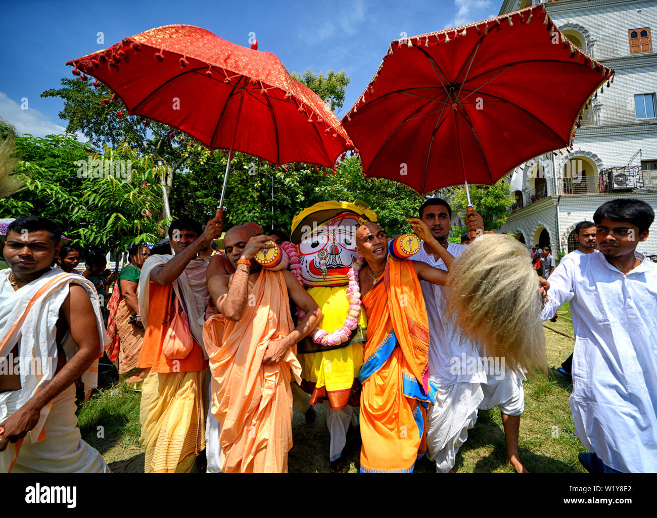 Hindu Anhänger gesehen, die ein Idol von Lord Jagannath bei der Internationalen Gesellschaft für Krishna-Bewusstsein (ISKCON) Habibpur während eines Festivals. Ratha Yatra, auch als Rathayatra, Rathajatra oder Wagen Festival im Zusammenhang mit Herrn Jagannath in der ganzen Welt Nach der hinduistischen Mythologie gefeiert. Rathajatra ist eine Reise in einen Wagen von Herrn Jagannath von der Öffentlichkeit begleitet jährlich gefeiert. Stockfoto Hindu Anhänger gesehen, die ein Idol von Lord Jagannath bei der Internationalen Gesellschaft für Krishna-Bewusstsein (ISKCON) Habibpur während eines Festivals. Ratha Yatra, auch als Rathayatra, Rathajatra oder Wagen Festival im Zusammenhang mit Herrn Jagannath in der ganzen Welt Nach der hinduistischen Mythologie gefeiert. Rathajatra ist eine Reise in einen Wagen von Herrn Jagannath von der Öffentlichkeit begleitet jährlich gefeiert. Stockfoto