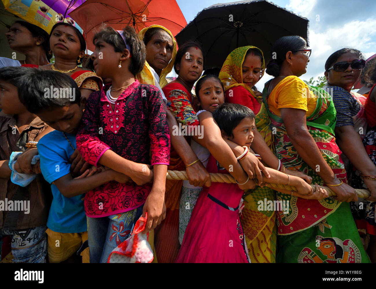 Kinder ziehen einen Wagen von Herrn Jagannath bei der Internationalen Gesellschaft für Krishna-Bewusstsein (ISKCON) während eines Festivals. Ratha Yatra, auch als Rathayatra, Rathajatra oder Wagen Festival im Zusammenhang mit Herrn Jagannath in der ganzen Welt Nach der hinduistischen Mythologie gefeiert. Rathajatra ist eine Reise in einen Wagen von Herrn Jagannath von der Öffentlichkeit begleitet jährlich gefeiert. Stockfoto Kinder ziehen einen Wagen von Herrn Jagannath bei der Internationalen Gesellschaft für Krishna-Bewusstsein (ISKCON) während eines Festivals. Ratha Yatra, auch als Rathayatra, Rathajatra oder Wagen Festival im Zusammenhang mit Herrn Jagannath in der ganzen Welt Nach der hinduistischen Mythologie gefeiert. Rathajatra ist eine Reise in einen Wagen von Herrn Jagannath von der Öffentlichkeit begleitet jährlich gefeiert. Stockfoto