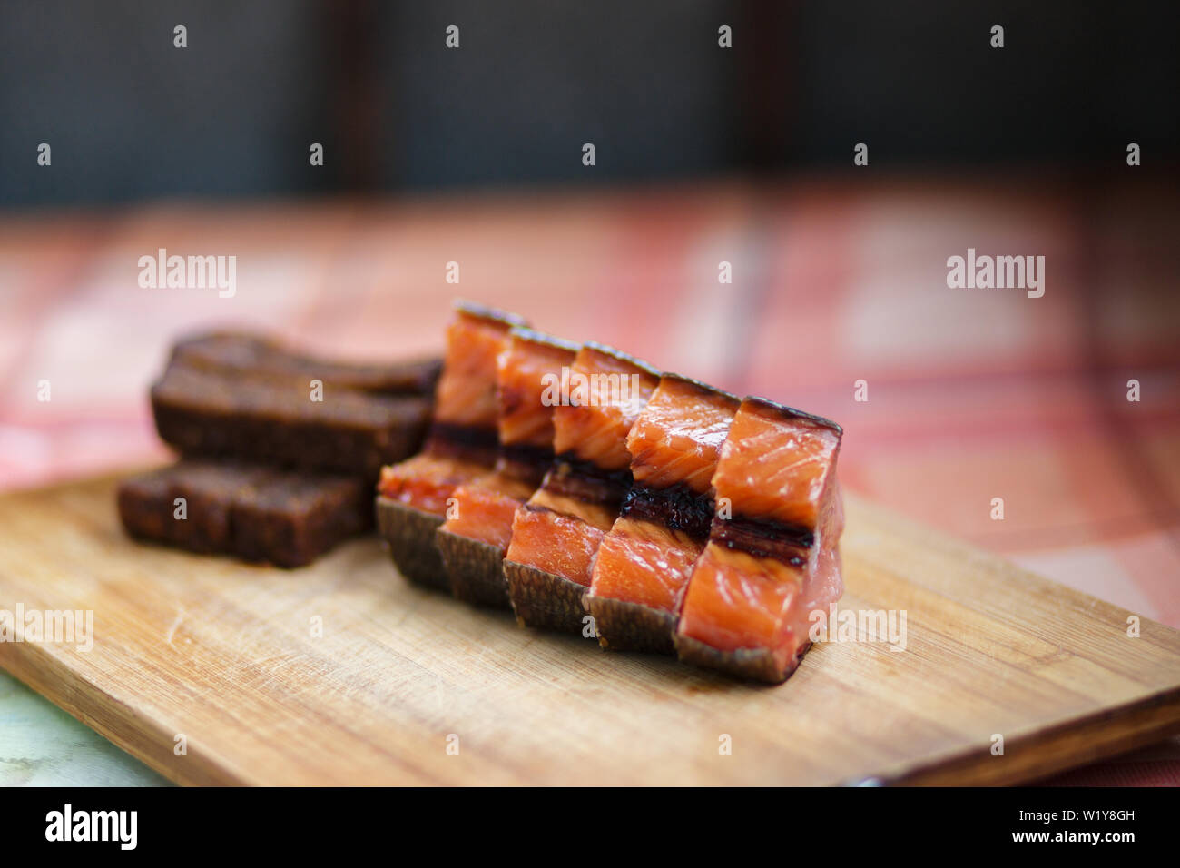 Bier Snack. Gebratenes Brot und rote geräucherten Fisch. Schwarzbrot und geräuchertem Fisch in Stücke schneiden Stockfoto