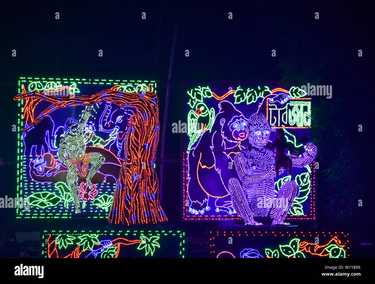 Chandannagar, West Bengal, Indien November 2018 - Spektakuläre bunte Beleuchtung Dekoration mit LED-Lampen während Jagadhatri Puja feiern. Die lig Stockfoto