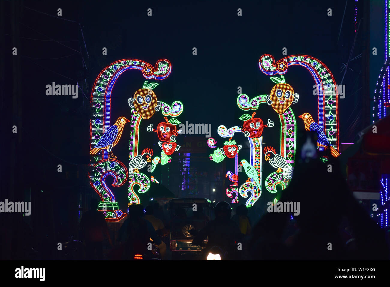 Kolkata, West Bengal, Indien Oktober 2018 - Kolkata umgewandelt in die Stadt der Lichter während der Durga Puja. Wunderschöne Beleuchtung Anordnung Einrichtung hat reputati Stockfoto