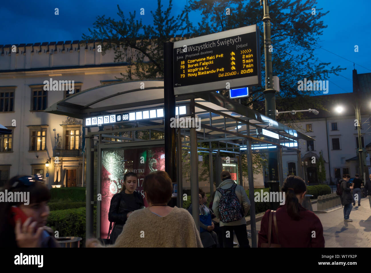 Warten auf das Ende der Straßenbahn in Krakau, Polen, Europa, Stockfoto