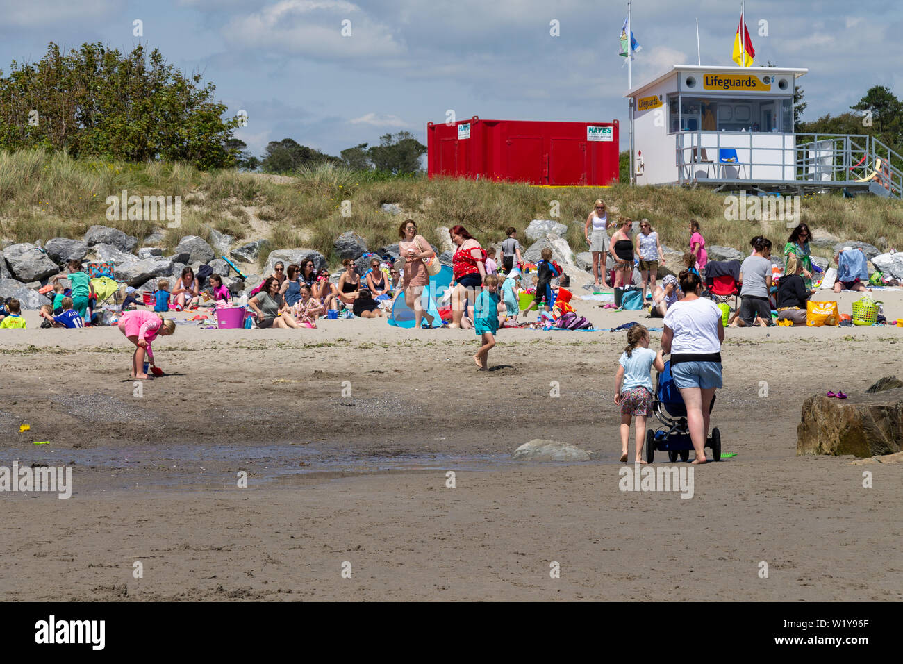 Rosscarbery, West Cork, Irland, 4. Juni 2019, wieder ein toller Sommertag mit Temperaturen im 21. sehen, die Familien in Scharen zu den Strand an der Warren, Rosscarbery aus im Meer abkühlen lassen oder Sie genießen den Sandstrand. Kredit aphperspective/Alamy leben Nachrichten Stockfoto