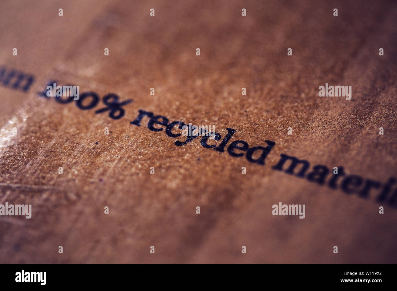 Aus der Nähe von recyceltem Material Text auf Pappe. Umwelt. Speichern der Planeten Konzept Stockfoto