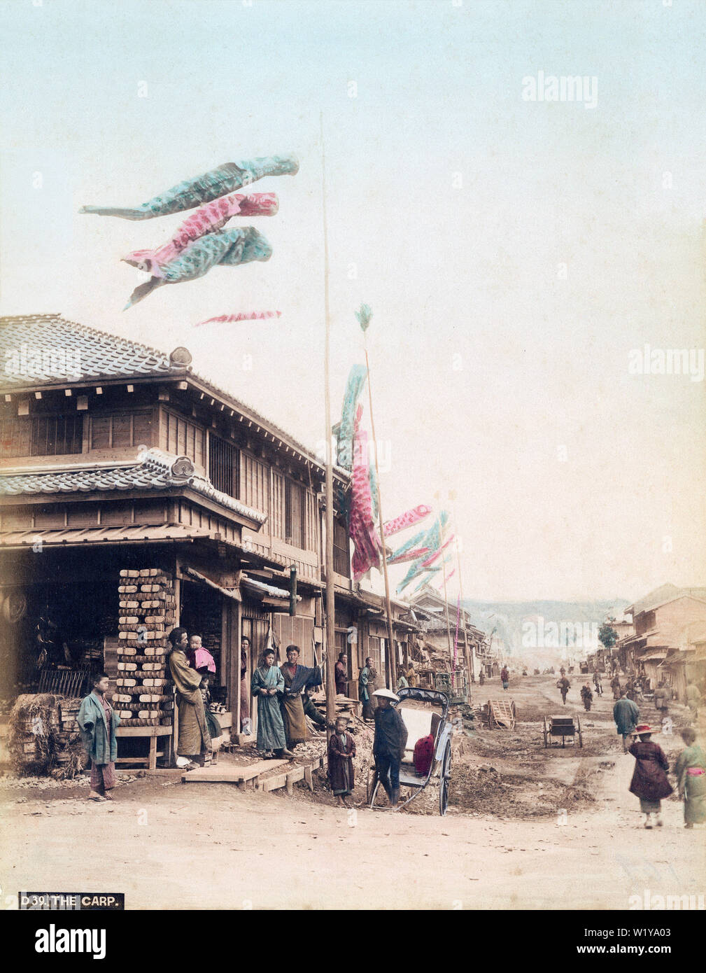 [1890s Japan - Koinobori Karpfen Banner für Boys' Day] - Koinobori (Karpfen Banner) Schwimmer im Wind während Tango no Sekku Festival. Bis vor kurzem als Boys' Day oder Flag Festival bekannt, ist es am 5. Mai statt. 19 Vintage albumen Foto. Stockfoto