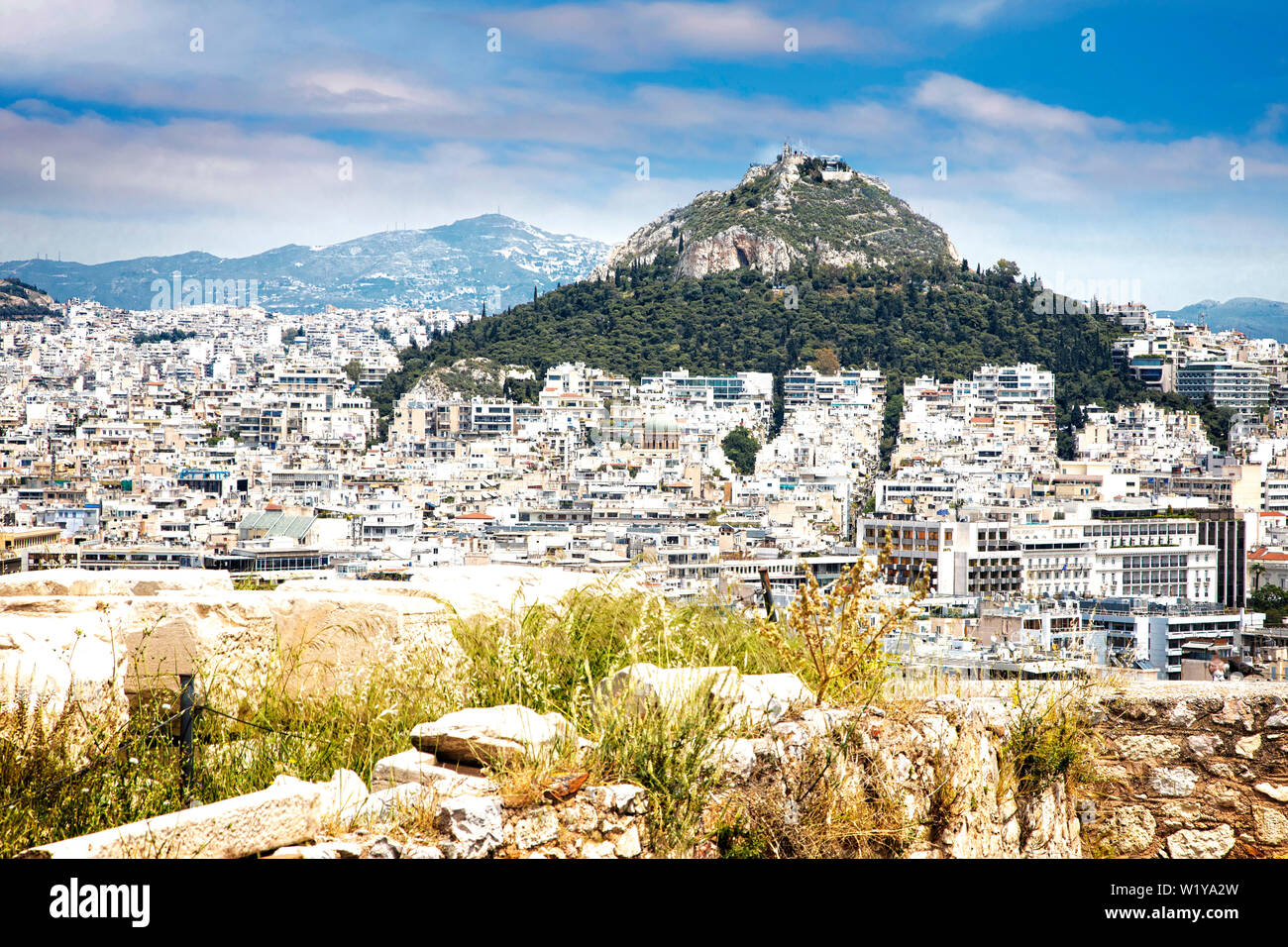 Lycabettus Hügel und der sich ausbreitenden Stadt Athen, Griechenland. Stockfoto