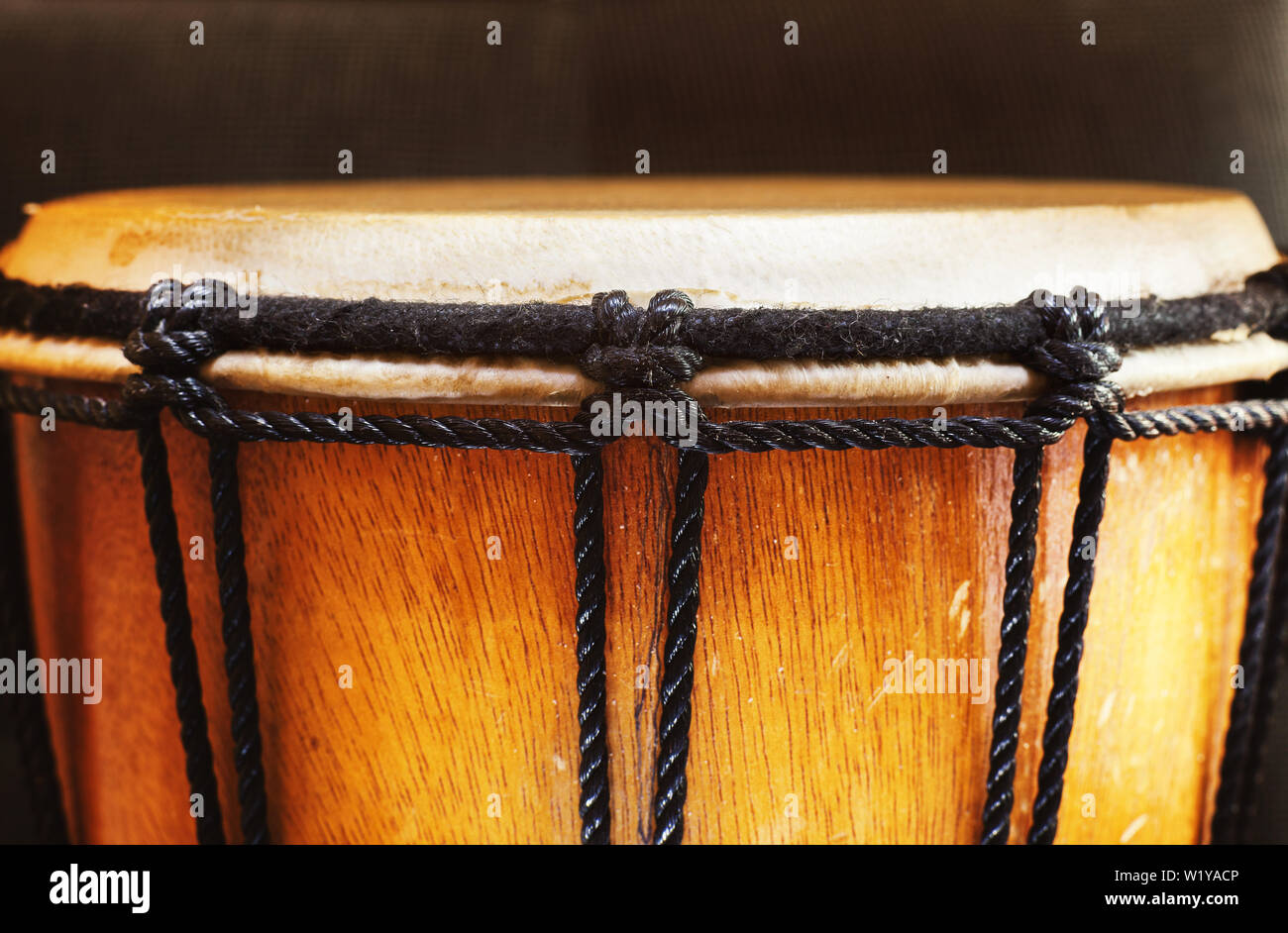 Schwarze Seile aus Holz djembe, Detailansicht. Stockfoto