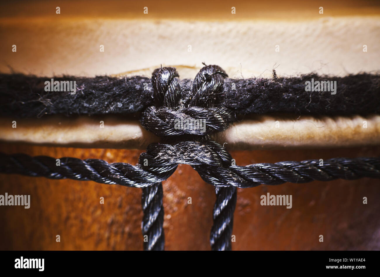 Schwarze Seile aus Holz djembe, Detailansicht. Stockfoto