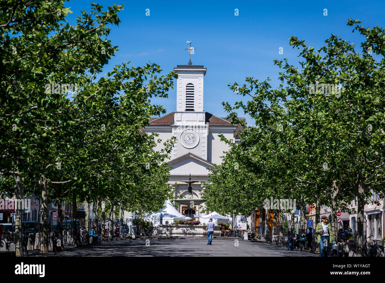 Marktplatz und Eglise Sainte-Croix, Carouge Viertel, mediterranen Stil Bezirk nach Nizza, Genf, Schweiz modelliert Stockfoto