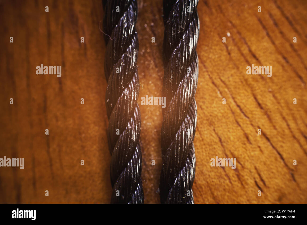 Detailansicht der Djembe Seile, Holz- körper im Hintergrund. Stockfoto