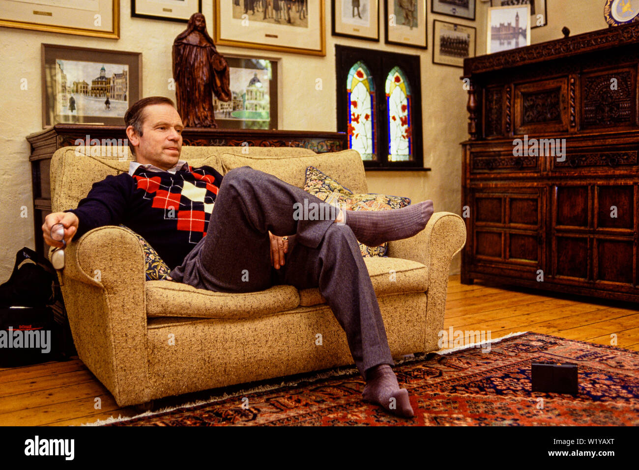 Cambridge, Juni 1991. Portrait von Jeffrey Archer, Autor und Politiker, zu Hause auf dem alten Pfarrhof, Grantchester, Cambridge. Hi ist eine waering Paisley Stockfoto