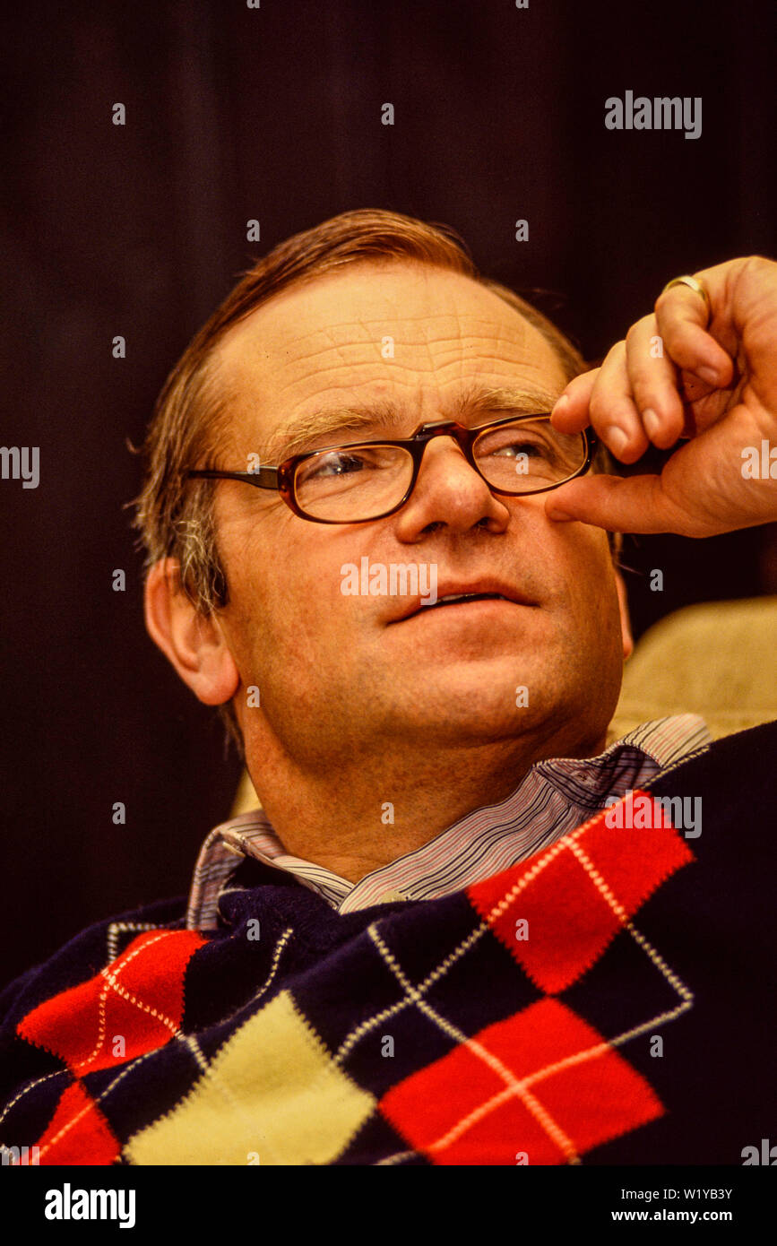 Cambridge, Juni 1991. Portrait von Jeffrey Archer, Autor und Politiker, zu Hause auf dem alten Pfarrhof, Grantchester, Cambridge. Hi ist eine waering Paisley Stockfoto