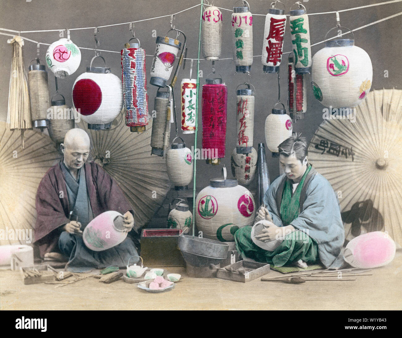 [1890s Japan - Japanische Laterne Entscheidungsträger] - eine Laterne Teekocher und sein Assistent. 19 Vintage albumen Foto. Stockfoto