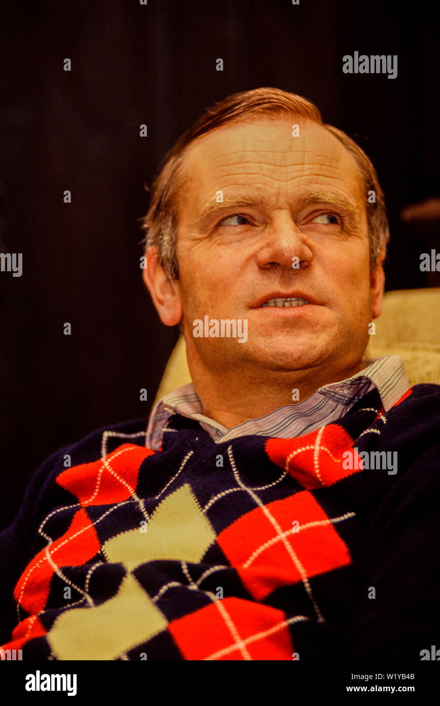 Cambridge, Juni 1991. Portrait von Jeffrey Archer, Autor und Politiker, zu Hause auf dem alten Pfarrhof, Grantchester, Cambridge. Hi ist eine waering Paisley Stockfoto