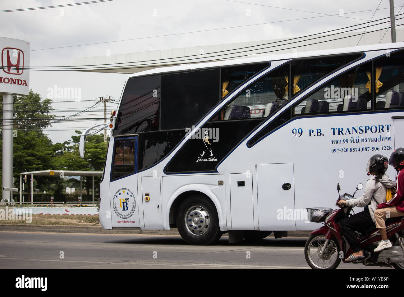 Chiangmai, Thailand - 25. Juni 2019: Reisen mit dem Bus von 99 PB. Foto an der Straße Nr. 121 ca. 8 km von der Innenstadt von Chiang Mai, Thailand. Stockfoto