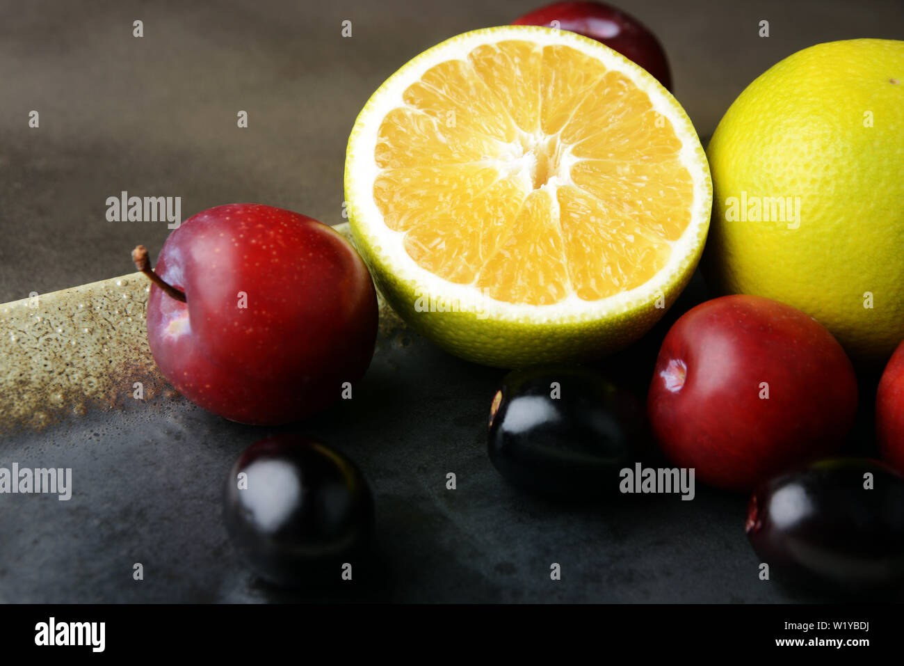 Süße Zitrone, eine Zitrusfrucht mit reife Pflaume Obst für eine gesunde Ernährung Stockfoto