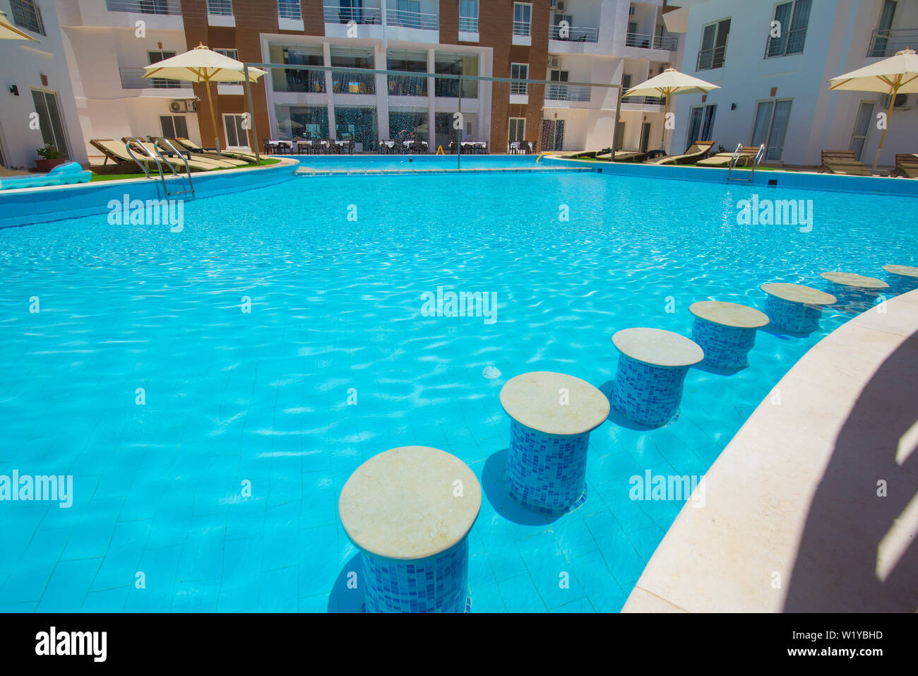 Großer Pool mit Bar in einem luxuriösen tropischen Hotel Apartment Resort Stockfoto