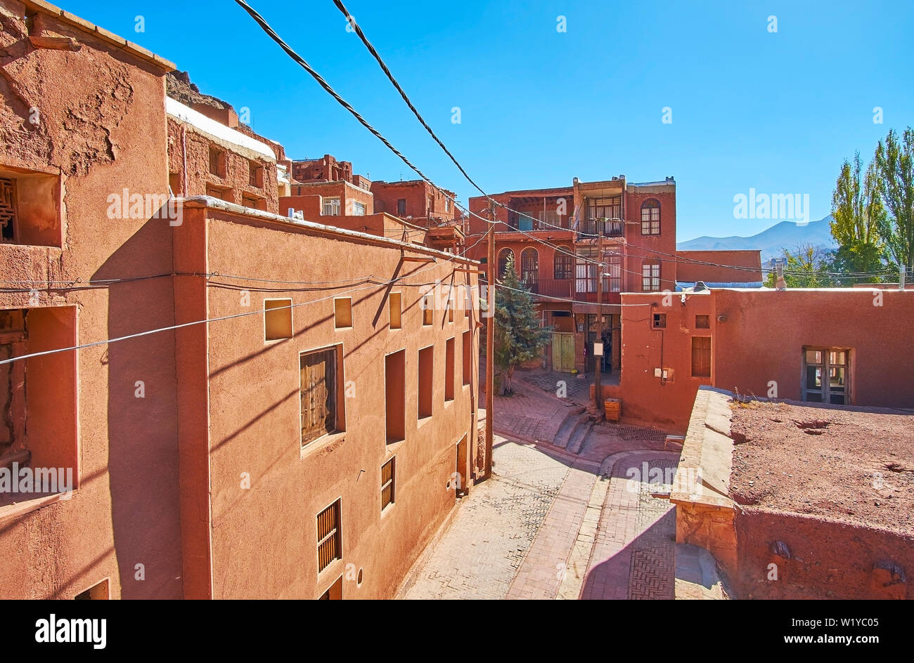 Entdecken Sie traditionelle Dorf Abyaneh mit rötlicher Schlamm Gehäuse, wobei die Steigung der Berg von karkas Gebirges in der Provinz Isfahan, Iran. Stockfoto