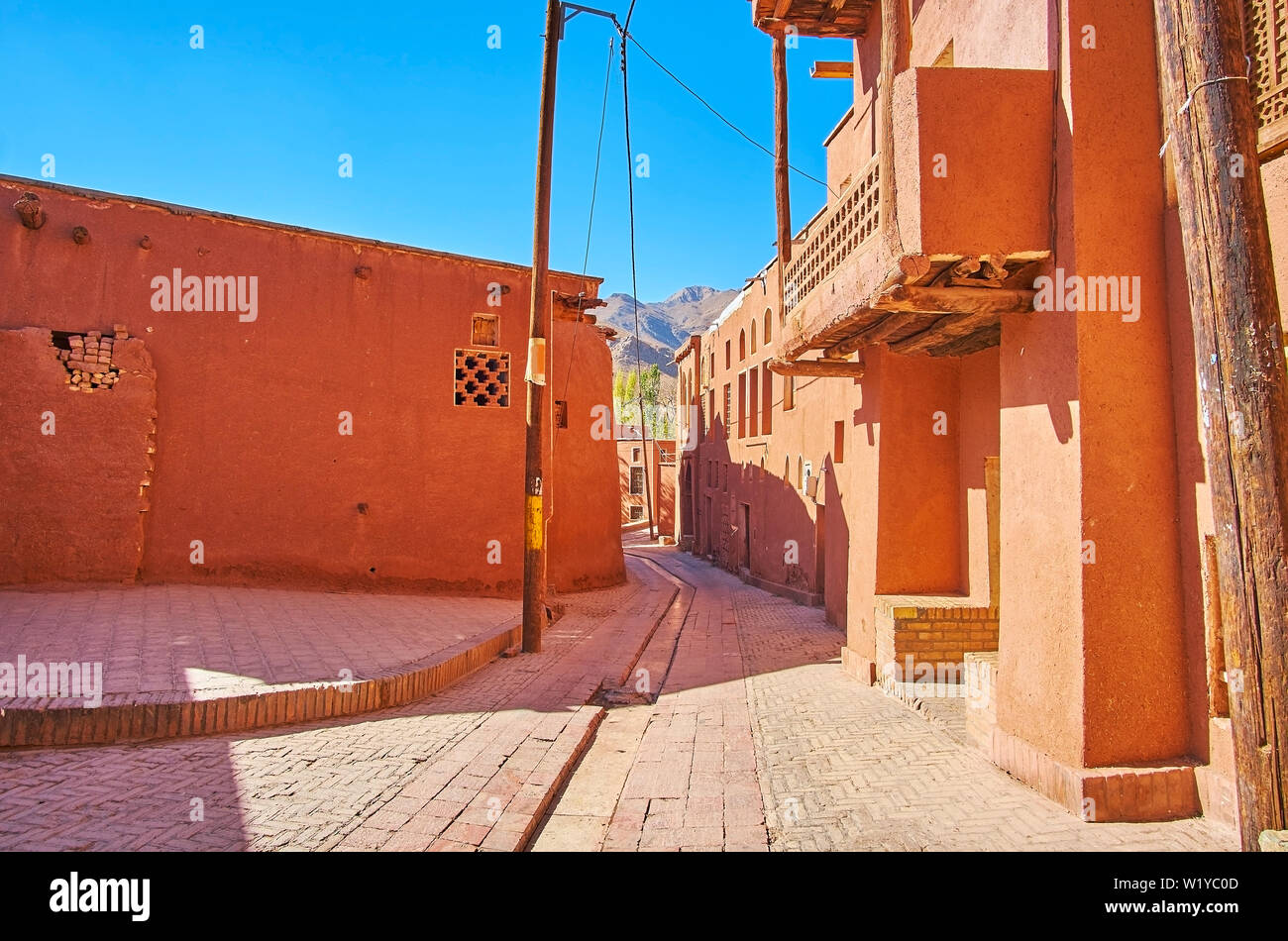 Die alte Straße von traditionellen Schlamm ocker Dorf, gelegen an den Hängen des Karkas Berg, der Iran. Stockfoto