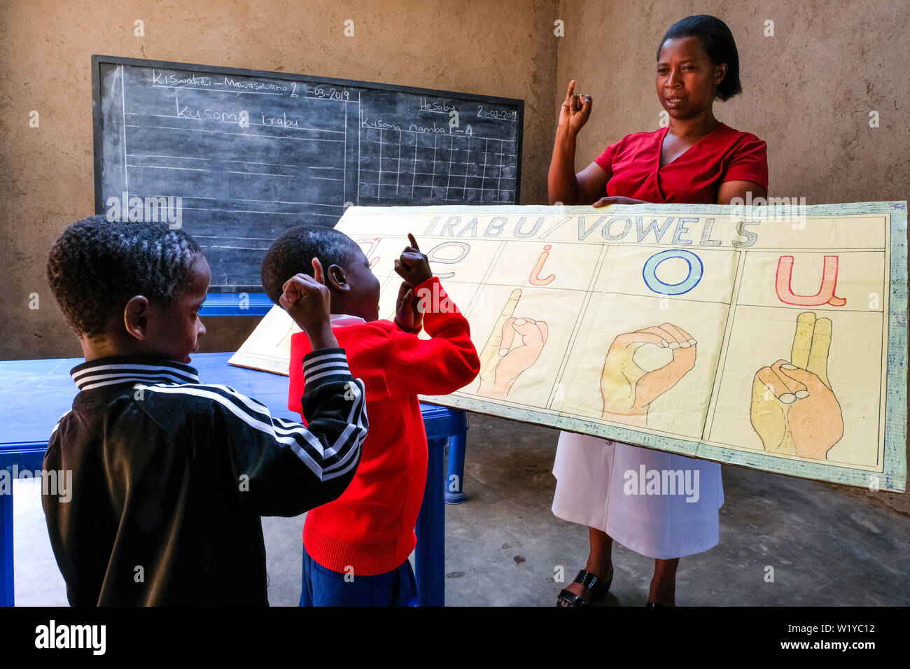 Lehre die Zeichensprache für gehörlose Kinder in der Grundschule Mwenge, Mbeya, Afrika------- Unterricht in Gebärdensprache für gehörlose Kinder in der Grundschule Mwenge, Mbeya, Afrika Stockfoto