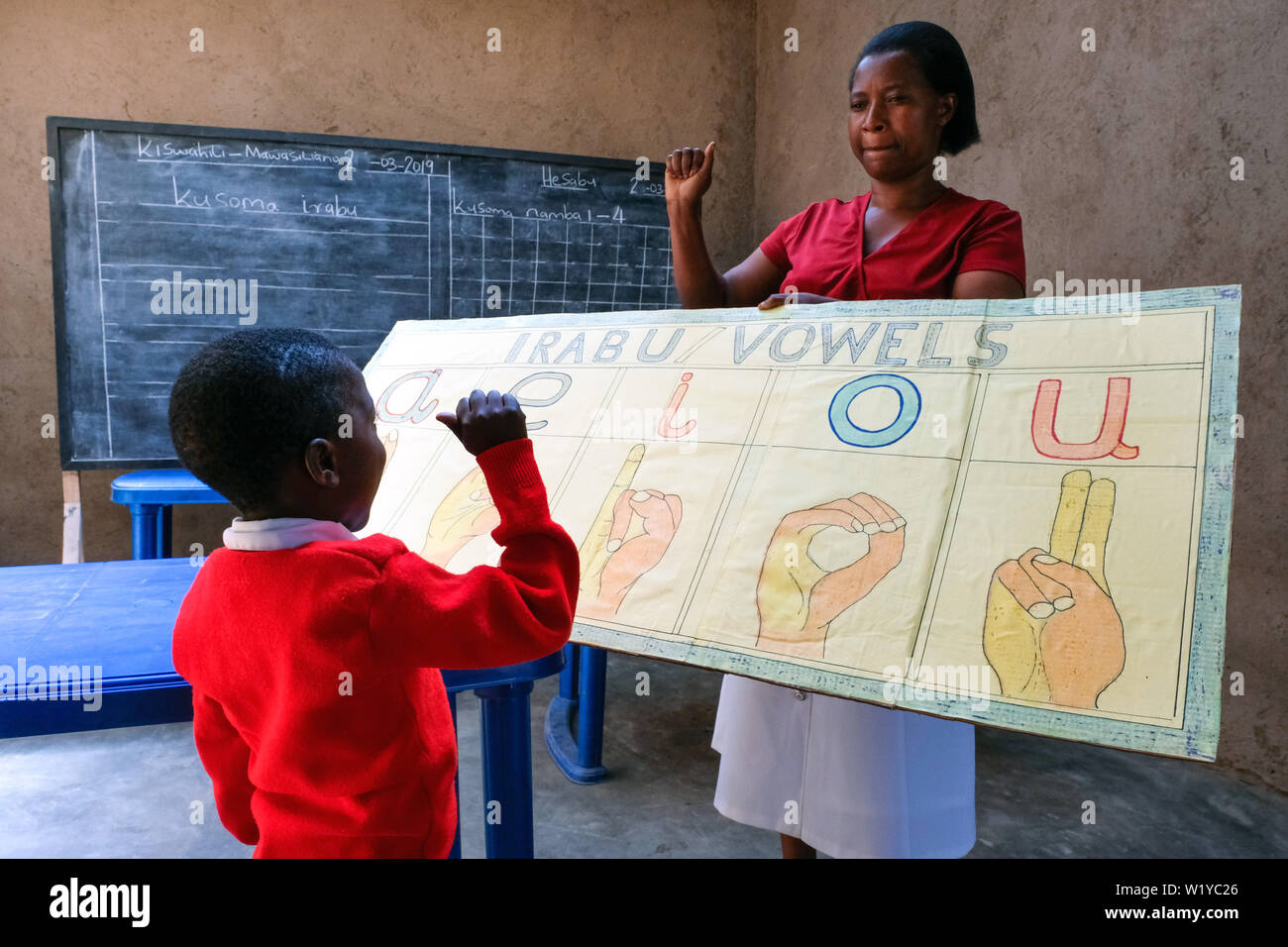 Lehre die Zeichensprache für gehörlose Kinder in der Grundschule Mwenge, Mbeya, Afrika------- Unterricht in Gebärdensprache für gehörlose Kinder in der Grundschule Mwenge, Mbeya, Afrika Stockfoto
