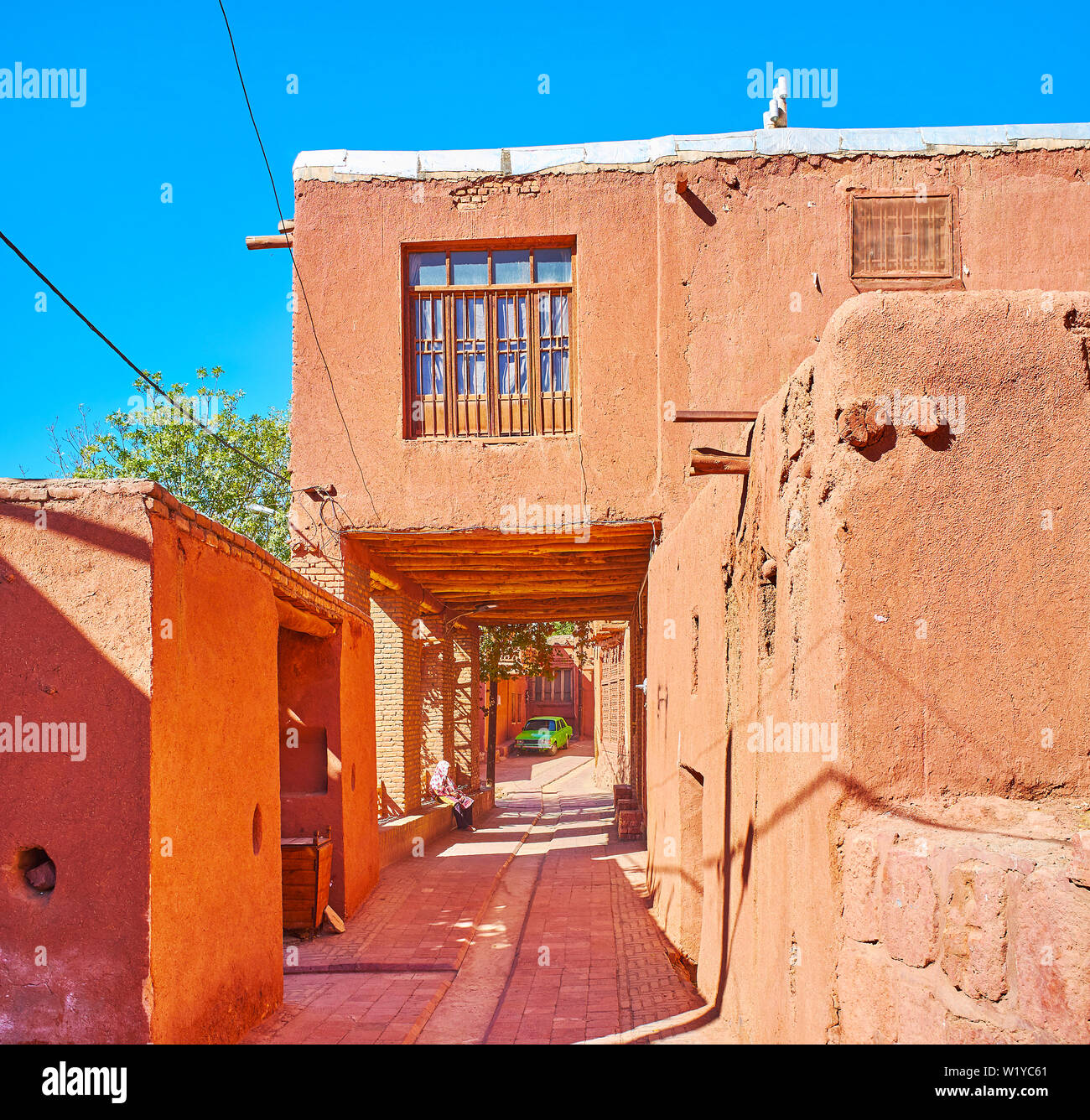 Die schmale Straße zu den ältesten Iranischen Dorf, gelegen an den Hängen des Karkas Berg und berühmt für seinen ockerfarbenen Häuser, Abyaneh, Iran. Stockfoto