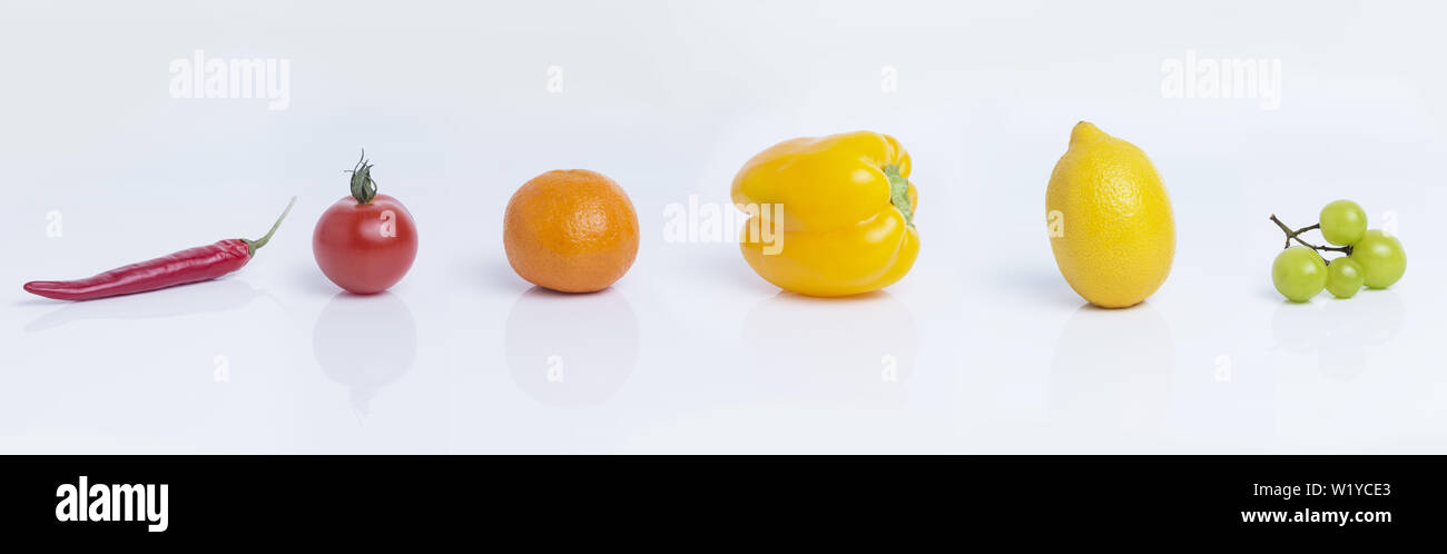 Obst isoliert auf weißem Hintergrund Stockfoto