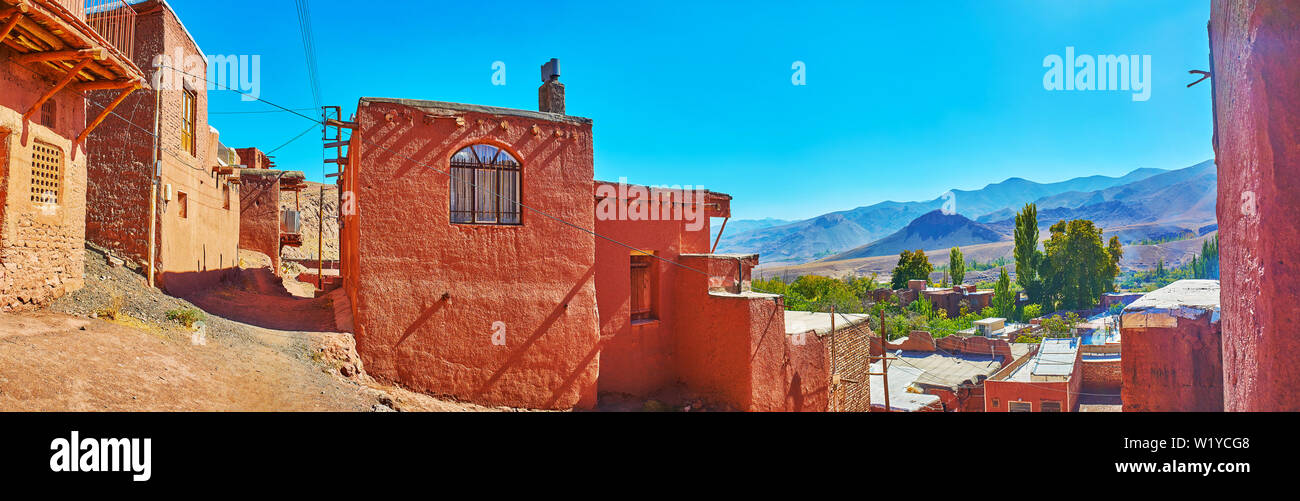 Panorama von Abyaneh Dorf aus seiner hügeligen Straße mit Blick auf den alten Ton Gebäude und Karkas Berge im Hintergrund, der Iran. Stockfoto