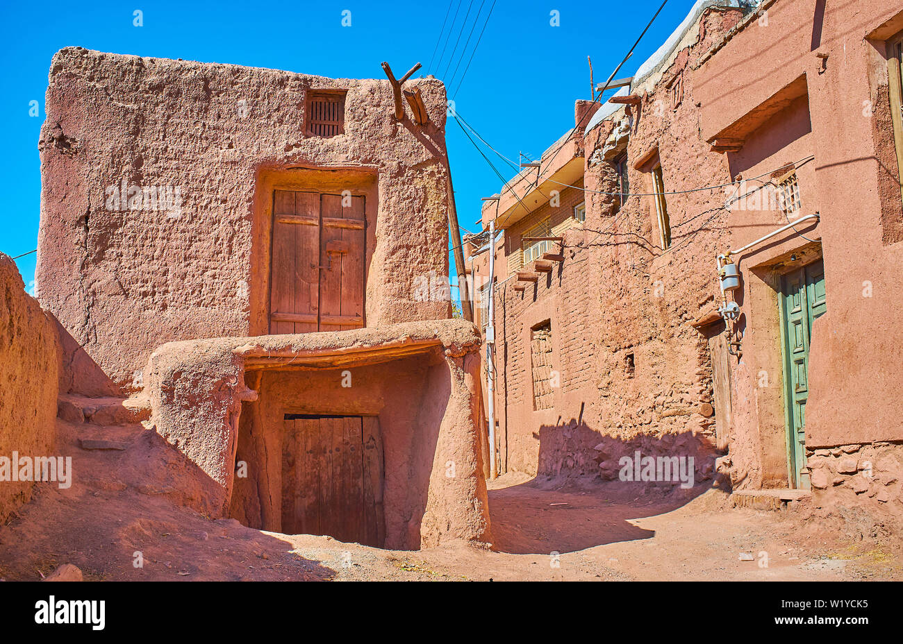 Die mittelalterlichen Häuser in Bergdorf Abyaneh sind der Tönernen Ziegelsteinen gebaut und mit roten Adobe, Iran abgedeckt. Stockfoto