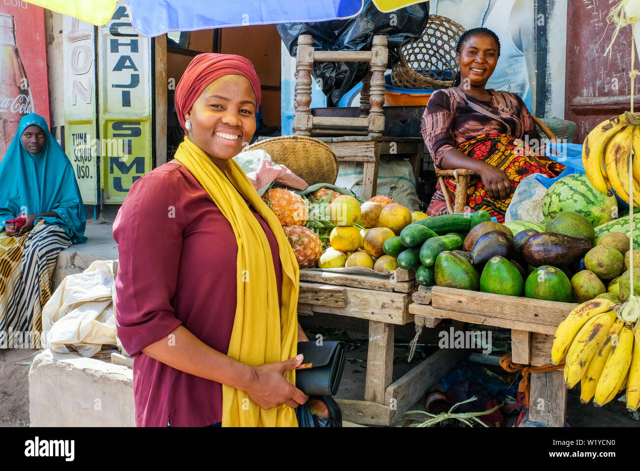 Frauen an einem Obststand in Mwanza, Tansania, Afrika. - - - Obststand in Mwanza, Tansania. Stockfoto