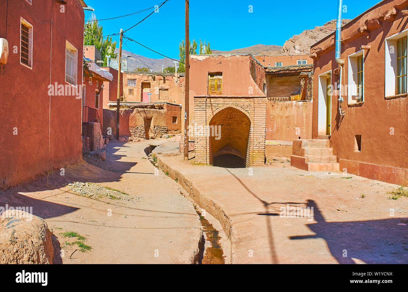 Gehen Sie die alte Straße von Abyaneh und der gewölbten Fassade des erhaltenen mittelalterlichen qanat - das unterirdische Wasser gut mit langen Tunnel, Iran zu erkunden. Stockfoto