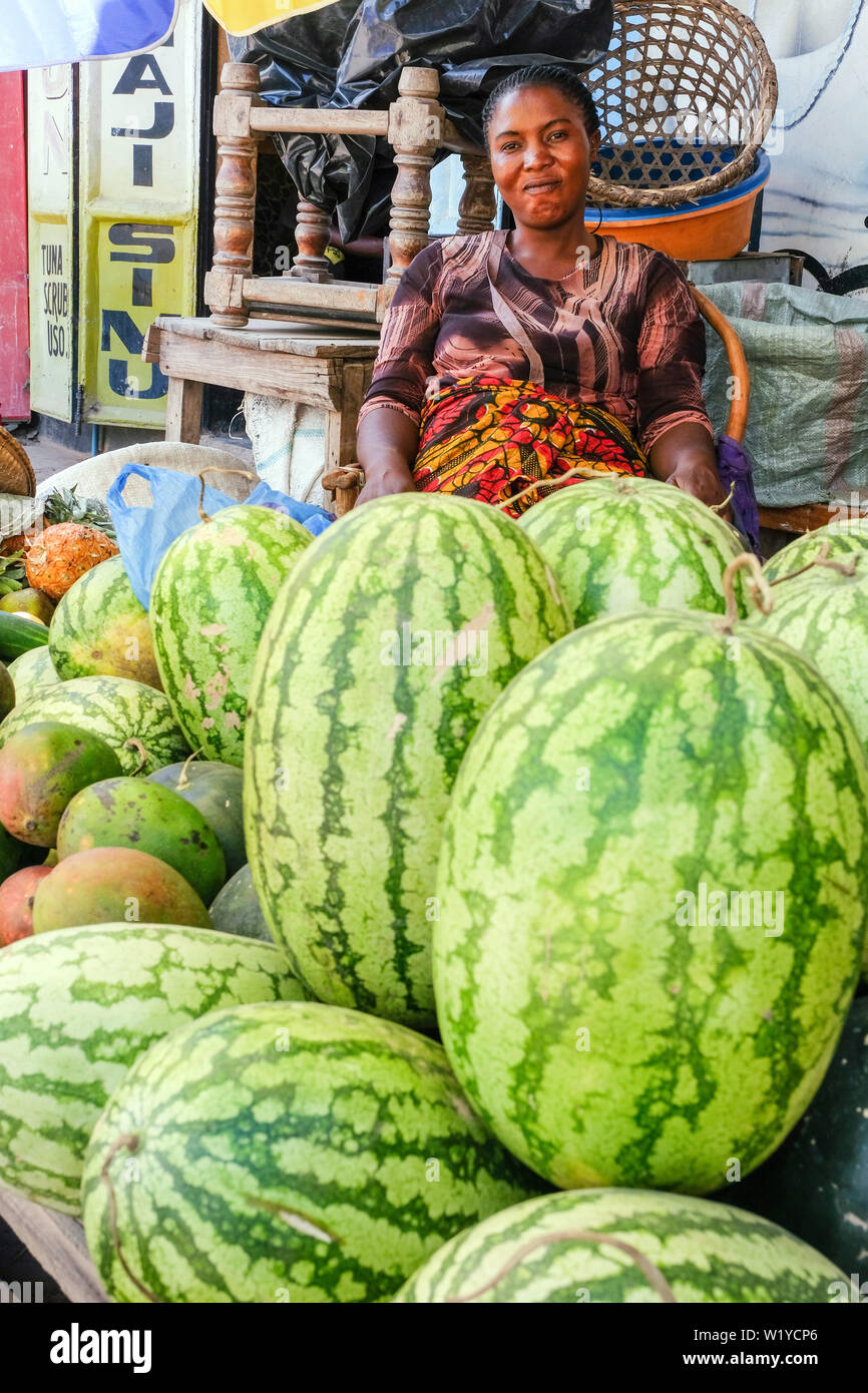 Frauen an einem Obststand in Mwanza, Tansania, Afrika. - - - Obststand in Mwanza, Tansania. Stockfoto