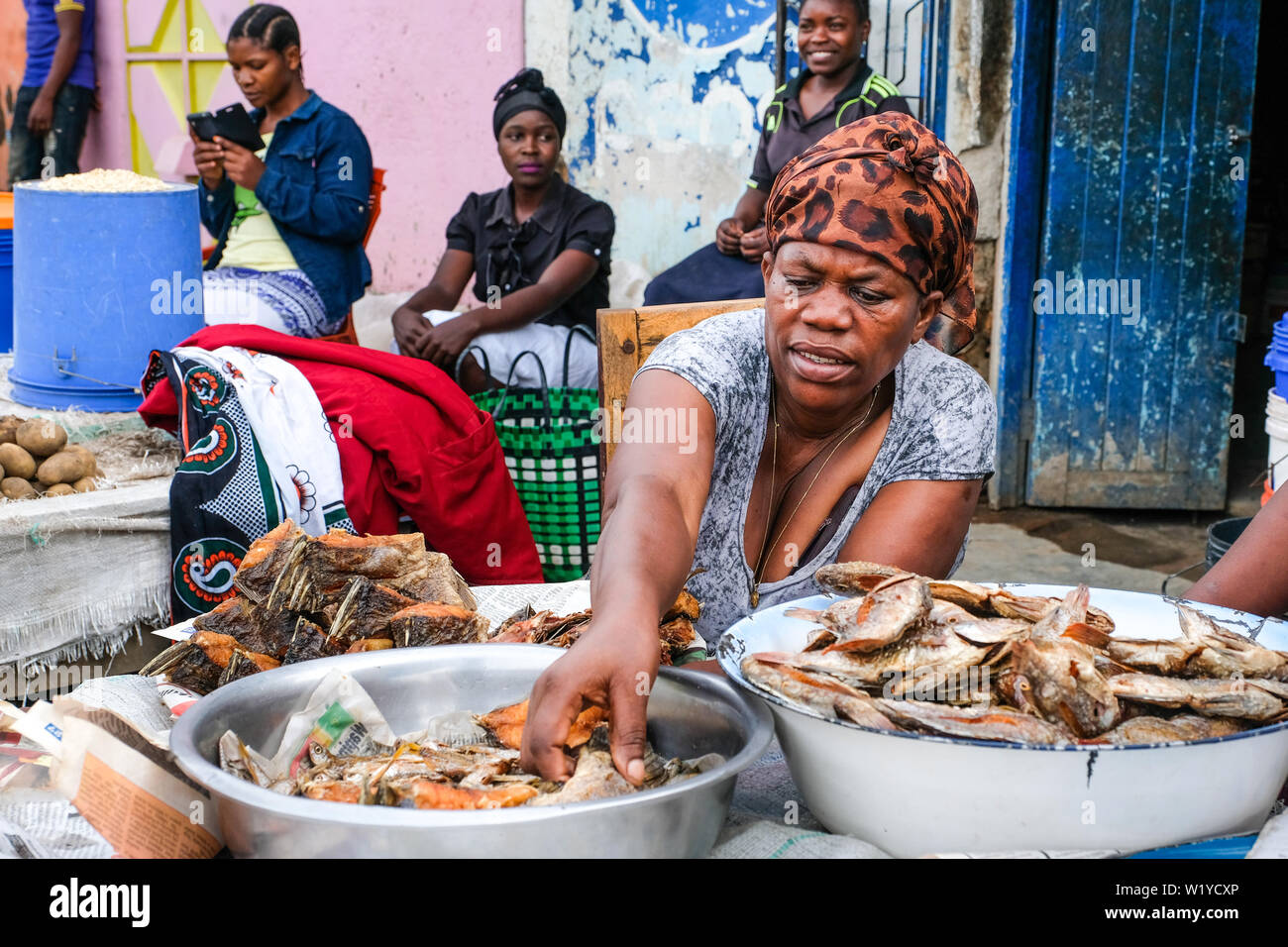 Fisch stall in Mbeya, Tansania, Afrika------- Obst- und Gemüsestand in Mbeya, Tansania. Stockfoto