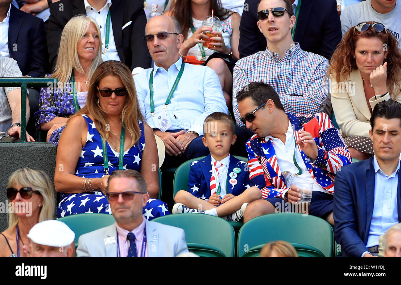 Zuschauer in der Menge tragen Sterne und Streifen themed Kleidung auf die Vereinigten Staaten der Tag der Unabhängigkeit an Tag vier der Wimbledon Championships in der All England Lawn Tennis und Croquet Club, Wimbledon. Stockfoto