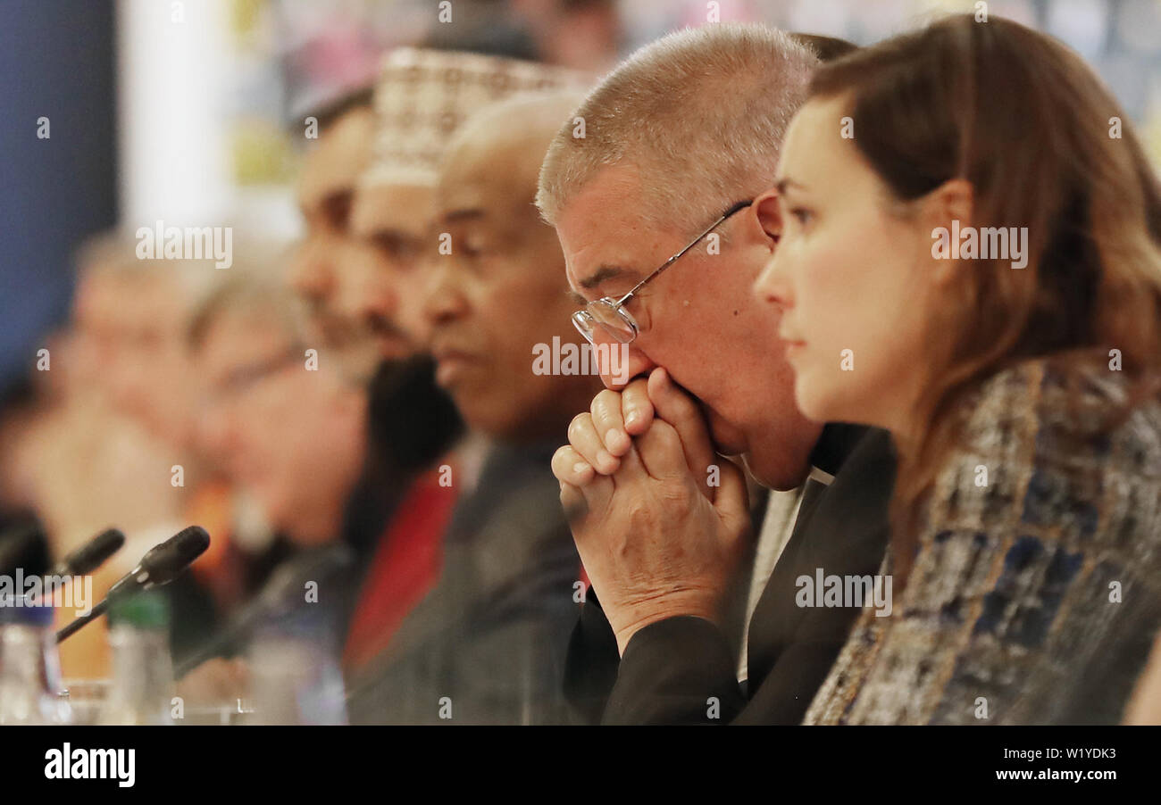 Erzbischof Diarmuid Martin (Mitte) bei einem Plenum Treffen mit Mitgliedern der Regierung und Vertreter von fast 30 verschiedenen Kirchen, Glaubensgemeinschaften und Non-Confessional Organisationen in Dublin Castle. Stockfoto