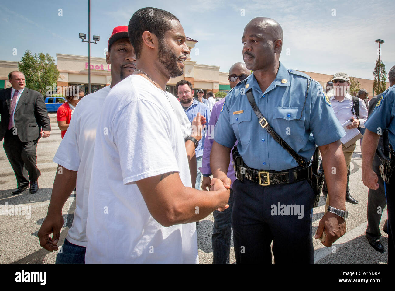 Kapitän Ronald Johnson der Missouri State Highway Patrol, Spaziergänge und Gespräche mit den Demonstranten in einem Versuch zu de-eskalieren die Spannungen nach den Unruhen und Protesten nach der Tötung von Michael Braun. Stockfoto