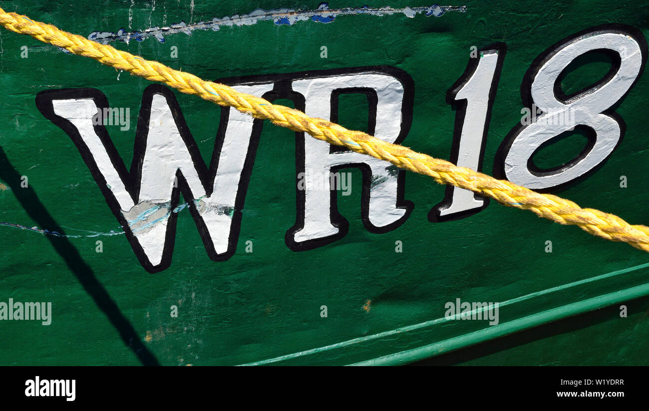 Den Oever, Noord Holland/Niederlande - August 04, 2018: Der Rumpf und einem hawser ein Fischerboot im Hafen im Hafen von Den Oever Stockfoto